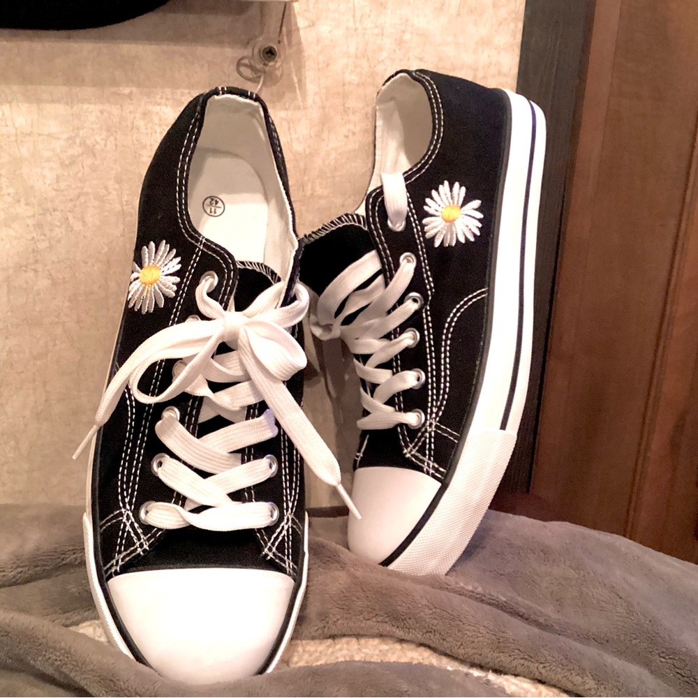 NWOT Black & White ZY Canvas Shoes. Daisy Flower Embroidery, Size: US 11 / EU 42 - Picture 2 of 9